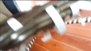 红衣黑丝极品美女，在凳子上透着太不方便了 直接给推到床上