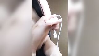 颜值不错身材苗条美女主播站立抠逼 道具JJ深喉椅子上炮击自慰大秀 呻吟诱惑喜欢不要错过