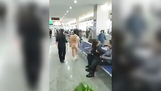 最新流出门事件背上写了个大字的大波妹突然在办证大厅脱光光大声述说