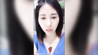 大胆女主播在机场候机大厅等飞机被狼友忽悠玩露出