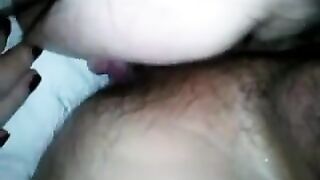 女友給哥擼管舔雞雞毒龍最後射她的咪咪上