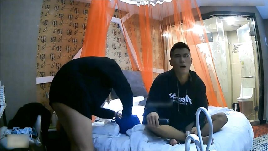 360监控偷拍清纯大二学妹和男友酒店开房啪啪啪