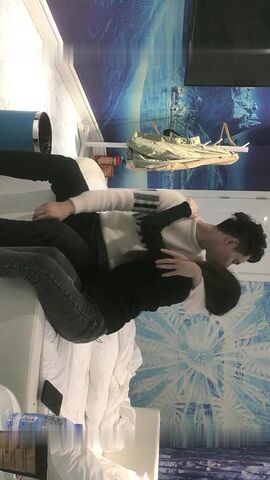 【文轩探花】高价外围，肤白如雪，甜美女神，美腿翘臀，温柔配合，激情啪啪真刺激