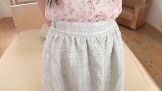 亚洲饼色情场景沿布鲁内特毛塞纳