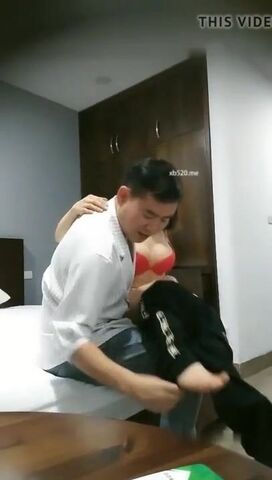 价格亲民小老板边境网嫖高颜值休闲装漂亮外围美女大哥太生猛了抱起来狠狠干貌似无套累了一身汗