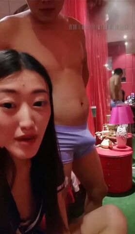 刚离开团队独自直播的170CM大长腿性感美女为了拉人气和粉丝网友酒店啪啪直播,没想到男的还带了春药.国语!-