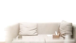 外表稚嫩的小伙酒店公寓网约上门服务的气质漂亮小姐姐打炮泄火美女太骚了阴毛稀疏穴门微张很诱人沙发上激战