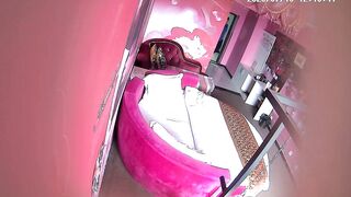 情趣酒店红色情趣大圆床偷拍土豪胖哥开房嫖妓妹子体格娇小被压坏了