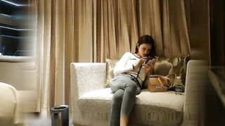 文哥酒店高价约了位高冷范极品性感美女,奶大臀翘,身材好,沙发上玩逼口交,床上刚开操被美女发现,翻车了.国语!