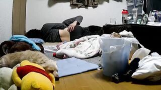 民宅家用摄像头被黑TP老公睡醒了起身抚摸还在睡梦中的媳妇扒掉内裤又舔又抠终于把她弄醒激情互搞