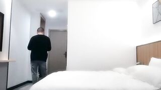 源码高清录制屌哥酒店约外围偷拍屌哥带粉丝给上门的妹子加钱说服她一块玩3P