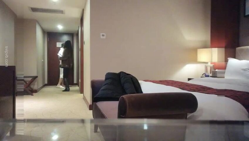 老板酒店4位数外围群摇了一位贵州人气质长发大学生靓妹平时做兼职外表温柔体贴看不出床上这么放荡操的嗷嗷叫