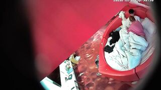 【麻花免费视频】高校附近主题酒店红色情趣大圆床偷拍下午没课眼镜同学和女友开房干完掰穴闻闻逼的味道