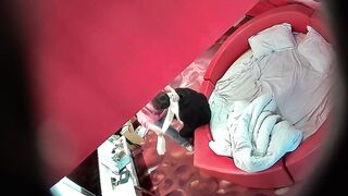 【麻花免费视频】高校附近主题酒店红色情趣大圆床偷拍下午没课眼镜同学和女友开房干完掰穴闻闻逼的味道