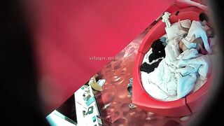 【麻花免费视频】高校附近主题酒店红色情趣大圆床偷拍下午没课眼镜同学和女友开房干完掰穴闻闻逼的味道