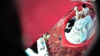 【麻花免费视频】高校附近主题酒店红色情趣大圆床偷拍下午没课眼镜同学和女友开房干完掰穴闻闻逼的味道