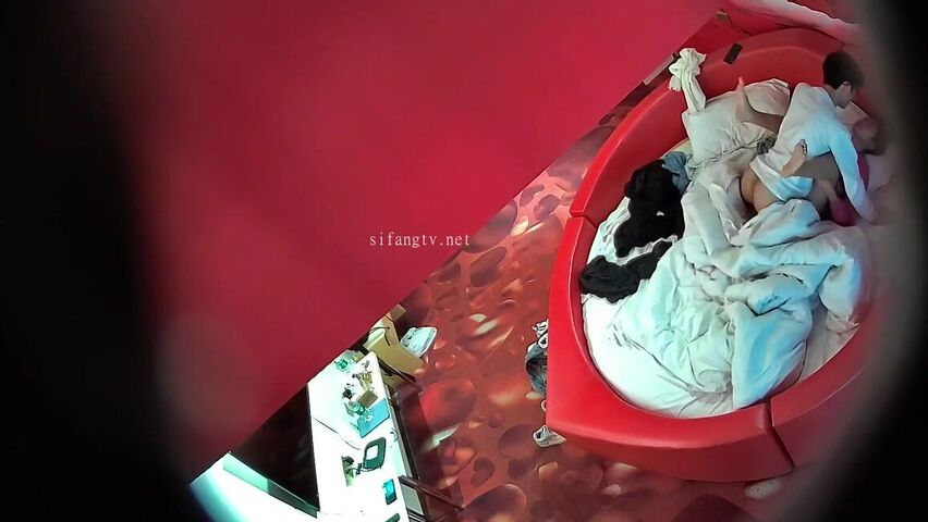 【麻花免费视频】高校附近主题酒店红色情趣大圆床偷拍下午没课眼镜同学和女友开房干完掰穴闻闻逼的味道