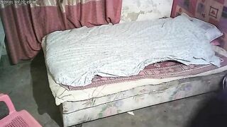 2020年生意最火的出租房价格亲民快餐车有点姿色的漂亮少妇太受欢迎了顾客络绎不绝10点多开始连续接5位年轻小伙