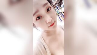 91李先生 刚娶回家的20岁娇妻，外面阳光好明媚，妻子下楼逛逛熟悉新环境，累了回家让美人妻足交，好丝滑的美足搞喷射牛奶！