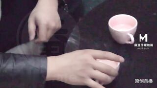 【首发推荐】国产AV佳作MD001-朋友的女友太让人上火 下药放倒干了她