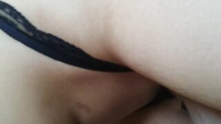 中学陪伴一起过来的女友【卉卉】，身材娇小胸却挺挺，吃鸡巴被男友伸进内衣扣穴，娇涩的青春呻吟！