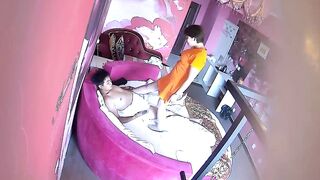 主题酒店情趣红床偷拍农民工小伙约工友的短发骚媳妇开房如狼似虎肯定很饥渴