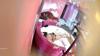 主题酒店情趣红床偷拍农民工小伙约工友的短发骚媳妇开房如狼似虎肯定很饥渴