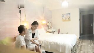 做二手车生意小老板网约青春气息十足迷你裙帆布鞋美女先舌吻抠B预热洗干净后疯狂连搞2次不戴套干一半还接到老婆电话