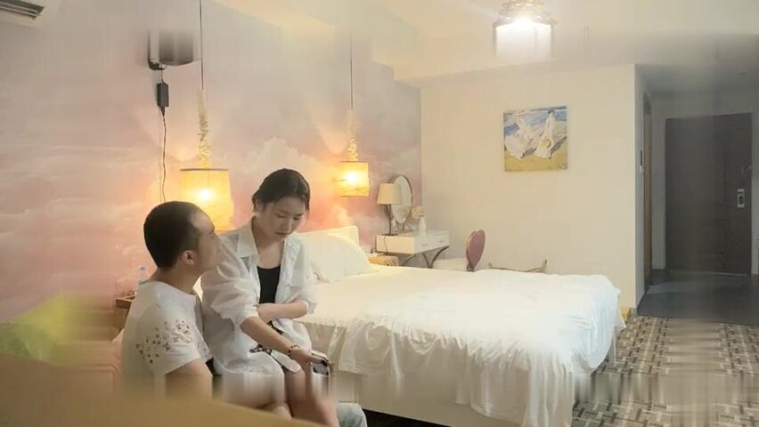 做二手车生意小老板网约青春气息十足迷你裙帆布鞋美女先舌吻抠B预热洗干净后疯狂连搞2次不戴套干一半还接到老婆电话