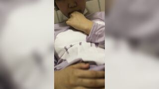 外表单纯萌萌哒学生妹年龄不大发育的不错，阴毛还早早给剃光了，就在说卫生间跟男友做爱内射还吃精子