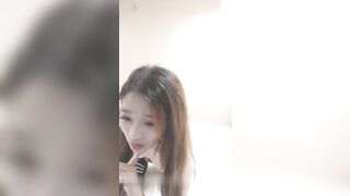 小凌约男人颜值不错苗条妹子和炮友啪啪，口交舔弄穿着棉袜上位骑乘自己动猛操