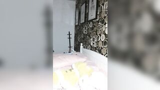 撸点极高，超美超高颜值的长腿女神，连体黑丝，带着闺蜜来一场3P