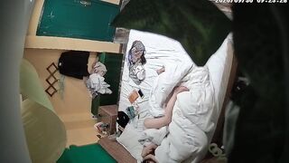 臻品360 黄绿特色主题房偷拍两个师范学院颜值女同性恋开房玩的花样动作不输AV动作片