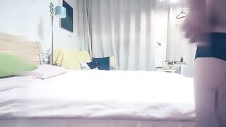 赵总丶寻花性感有韵味白衣少妇，聊聊天舌吻调情，到卧室开操69姿势口交，翘起屁股后入上位骑坐