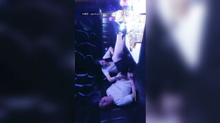 鸭总再现KTV里约的小少妇，歌也不唱了口交大鸡巴听她的呻吟，揉捏她的骚奶子后入骚穴抽插，精彩不要错过