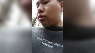 小胖哥偸情漂亮苗条小姨子户外山上野战扶着树后入搞的正在性头上被路人打断吓尿了赶紧换个地方继续搞