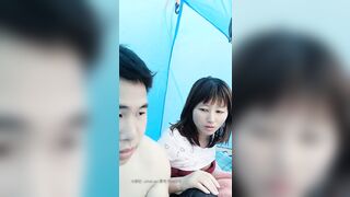 小眼睛胖哥又约小姨子户外搭帐篷野战偸情脱的精光无套激情啪啪啪不怕有人尽情的呻吟