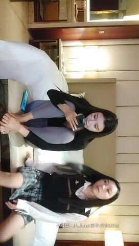 日榜周榜冠军新一代女探花4-6同闺蜜连搞2场玩双飞第一个大叔连射2次第二个80后闷骚眼镜男浴缸肏到床上2女超级骚