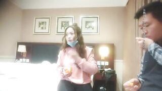 源码高清录制《嫖娼不带套绿帽专家》酒店约炮少妇女主持先吃点撸串和水果唠会磕开整