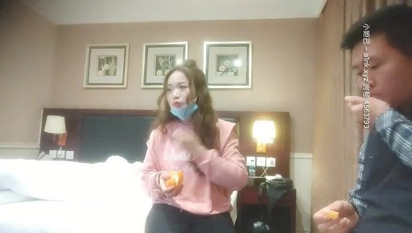 源码高清录制《嫖娼不带套绿帽专家》酒店约炮少妇女主持先吃点撸串和水果唠会磕开整