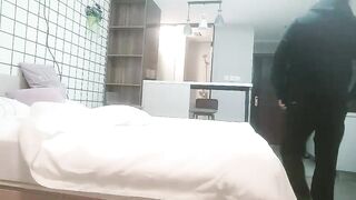 老六探花大白美腿短裙外围妹子，近距离拍摄深喉口交插嘴，抱起来抽插猛操，后入撞击大力撞击