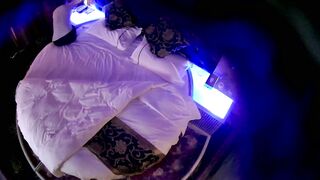 情趣酒店镭射光影房360摄像头偷拍老哥吃完宵夜和朋友媳妇开房偷情