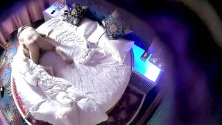 情趣酒店镭射光影房摄像头偷拍光头哥中午打完麻将约炮士多店少妇老板娘开房滚床单