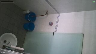 手机偸拍嫂子洗澡两颗黑枣凸起阴毛好重床上肯定骚