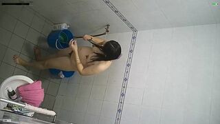 手机偸拍嫂子洗澡两颗黑枣凸起阴毛好重床上肯定骚