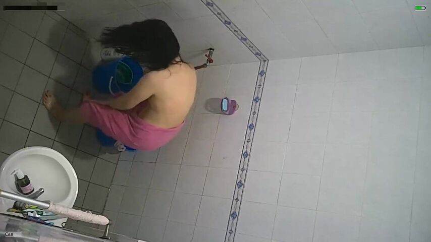 手机偸拍嫂子洗澡两颗黑枣凸起阴毛好重床上肯定骚