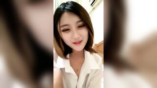 漂亮短发妹子诱人肥逼浴室洗完澡道具自慰，毛毛浓密掰穴特写，震动棒假屌双管齐下，上位骑乘抽插高潮出白浆