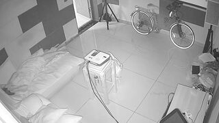 黑客破解网络摄像头监控偷拍养生馆理疗体验房间胖哥抱起女理疗师到沙发的贵妃躺上干炮