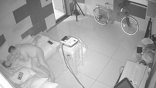 黑客破解网络摄像头监控偷拍养生馆理疗体验房间胖哥抱起女理疗师到沙发的贵妃躺上干炮