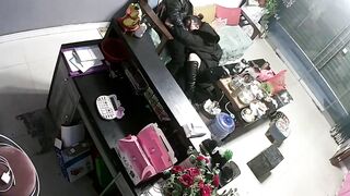《破解家庭摄像头》监控偷拍鲜花店老板娘在大厅给情夫吹箫闺蜜突然出现把她支开继续口爆